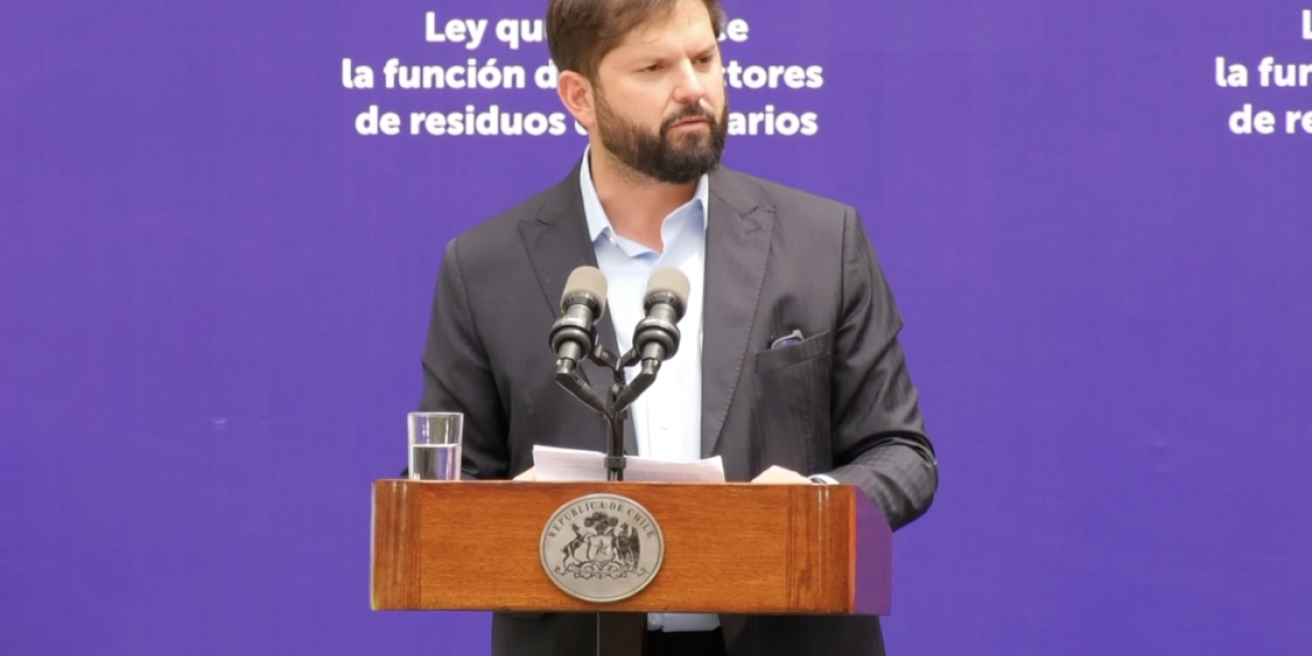 <p>Ahora en DF | Boric vuelve a entrar en modo electoral y apunta a Kast: "No da lo mismo un Gobierno que avanza en derechos con otro que los recorte"</p>