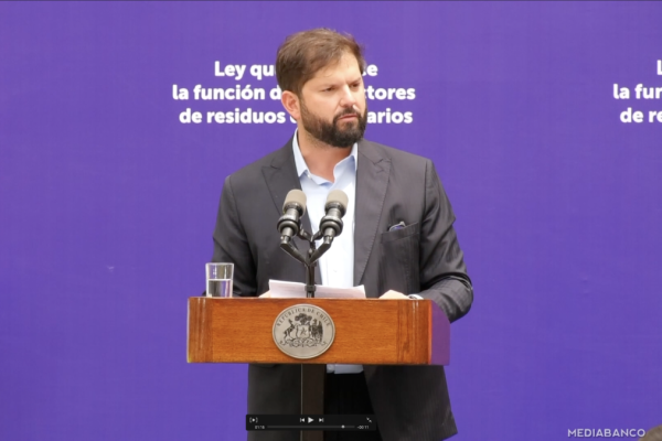 <p>Ahora en DF | Boric vuelve a entrar en modo electoral y apunta a Kast: "No da lo mismo un Gobierno que avanza en derechos con otro que los recorte"</p>