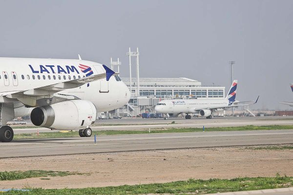 <p>Aviso de bomba en avión de Latam activa protocolo de emergencia en aeropuerto de Santiago</p>