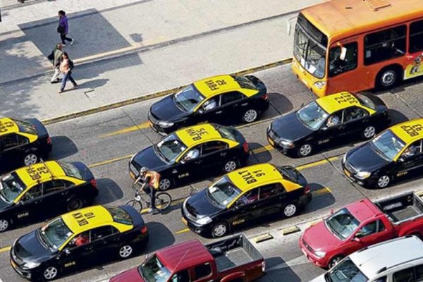 <p>Mala noticia para taxistas: proyecto que prorroga “congelamiento” del parque vehicular avanza en el Senado</p>