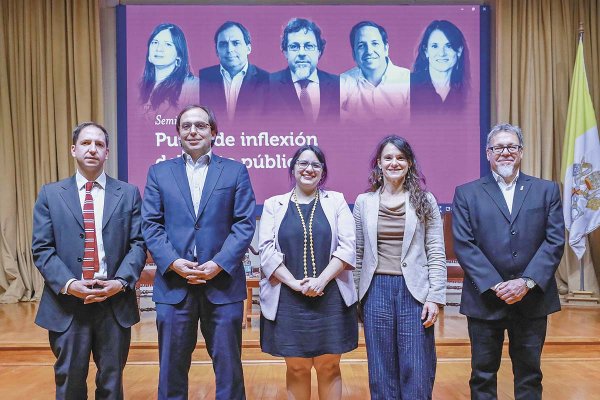 <p>El vicepresidente del CFA, Sebastián Izquierdo; el exdirector de Dipres, Matías Acevedo; la directora de Dipres, Javiera Martínez; la directora de la Escuela de Gobierno de la UC, Andrea Repetto; y el vicepresidente del Senado, Ricardo Lagos Weber, este martes en un seminario sobre política fiscal. Foto: Ministerio de Hacienda</p>