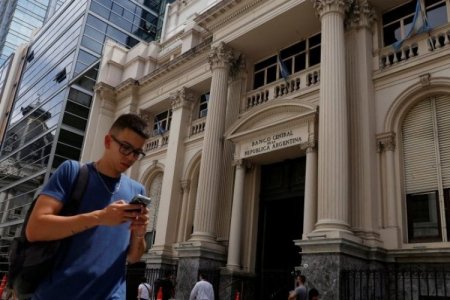 Presión electoral en Argentina lleva el dólar al techo de la banda y obliga al banco central a vender US$ 45,5 millones