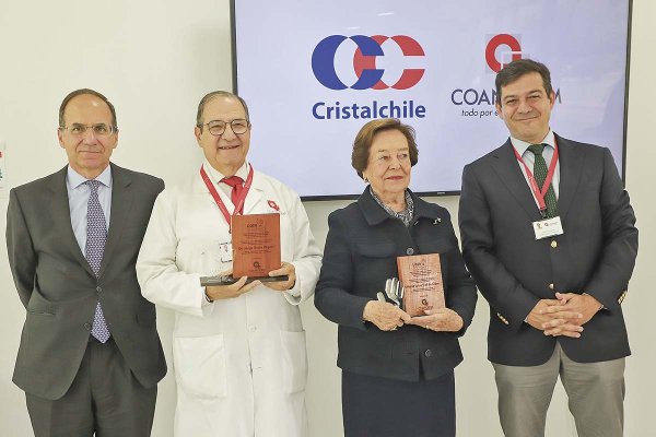 <p>Cristóbal Eyzaguirre, vicepresidente de Cristalerías de Chile; Jorge Rojas Zegers, fundador de Coaniquem; María Luisa Vial de Claro, presidenta de la Fundación Claro Vial; y Jorge Rojas Goldsack, presidente de Coaniquem. Fotos: Julio Castro</p>