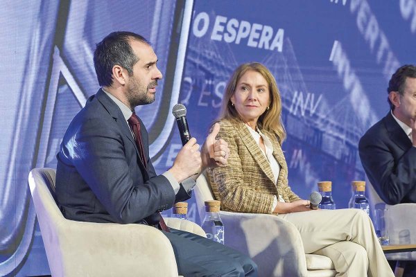 <p>El ministro Grau junto a la presidenta de la CPC, Susana Jiménez. Credito: Marcelo Vejar</p>