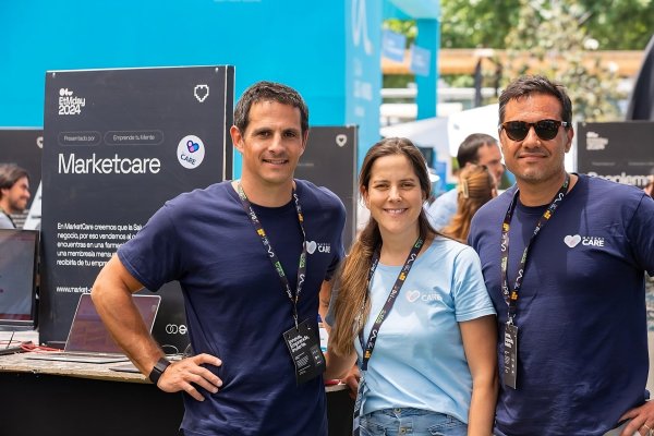 Nicolás Molina, Tamara Gallagher y Sebastián Sánchez, de MarketCare.