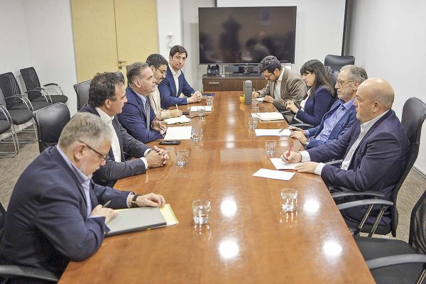<p>Generadoras de Chile, junto al comité ejecutivo del gremio, se reunió ayer con el biministro de Economía y Energía, Álvaro García.</p>