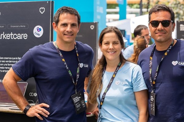 Nicolás Molina, Tamara Gallagher y Sebastián Sánchez, de MarketCare.