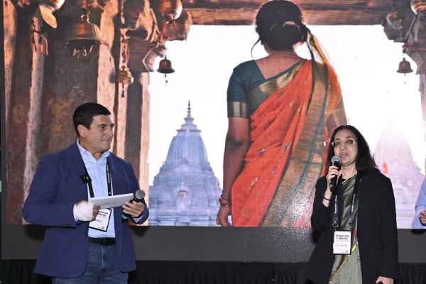El fundador de Emprende tu Mente, Daniel Daccarett junto a la embajadora de India en Chile, Abhilasha Joshi.