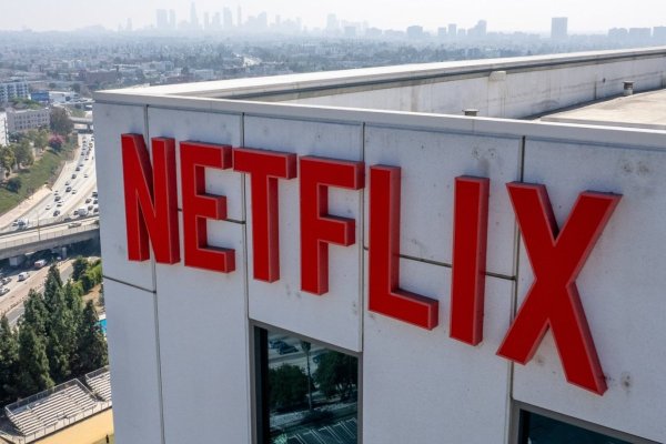 <p>Las acciones de Netflix registran su mayor caída desde marzo luego que disputa fiscal en Brasil golpeara sus resultados</p>