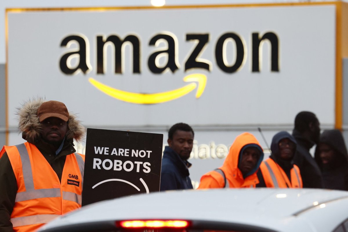 <p>Amazon evalúa reemplazar más de medio millón de puestos de trabajo por robots</p>