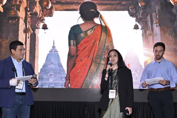 El fundador de Emprende tu Mente, Daniel Daccarett junto a la embajadora de India en Chile, Abhilasha Joshi.