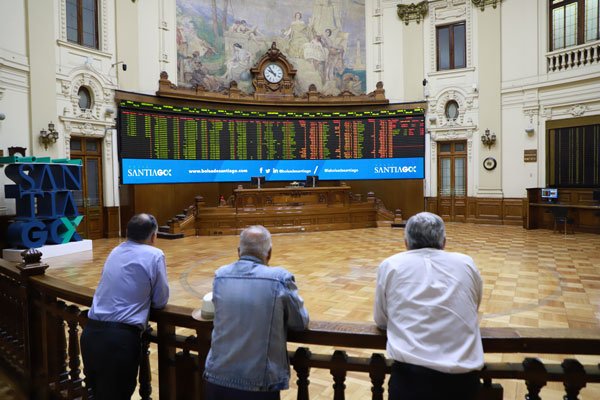 <p>Bolsa chilena sube con impulso de SQM y Wall Street evalúa los resultados de grandes tecnológicas</p>