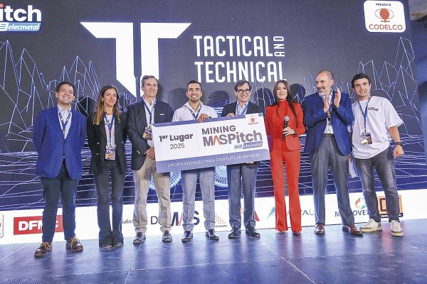 <p>Rodrigo Sepúlveda de Tactec (al centro de blanco) recibiendo el premio. CREDITO: CARMEN GLORIA DONOSO</p>