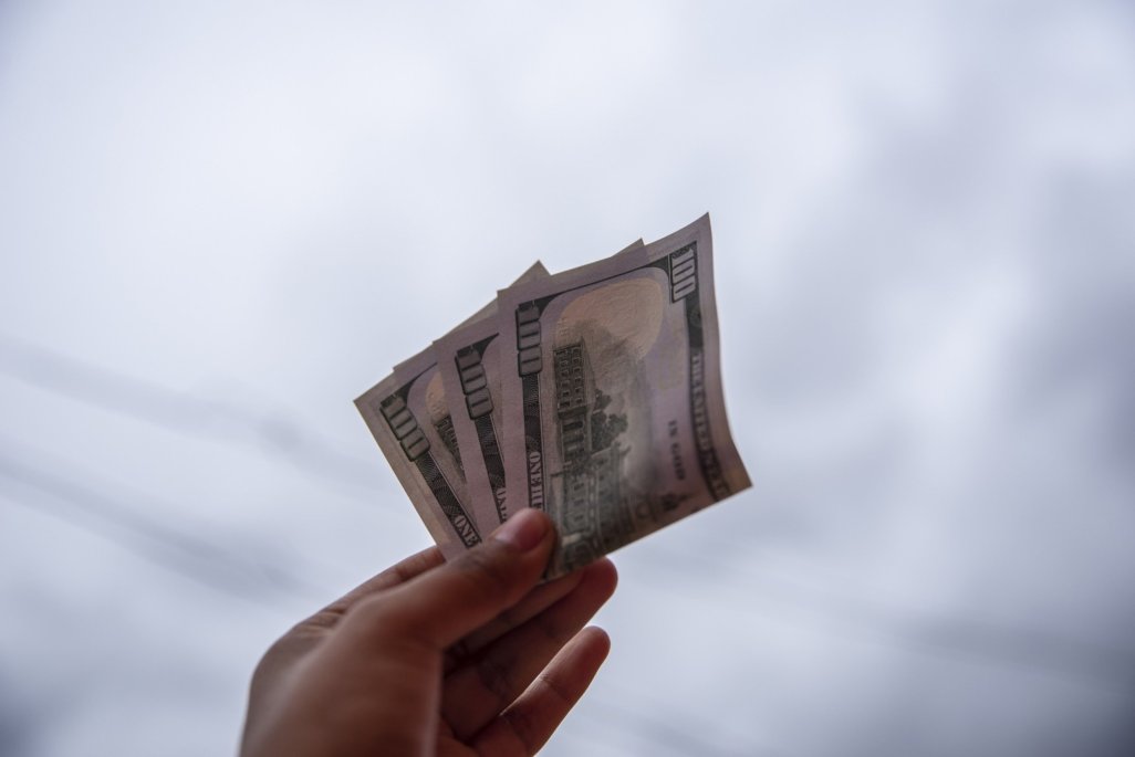 Dólar se mantiene estable mientras cobre y petróleo experimentan un fuerte aumento