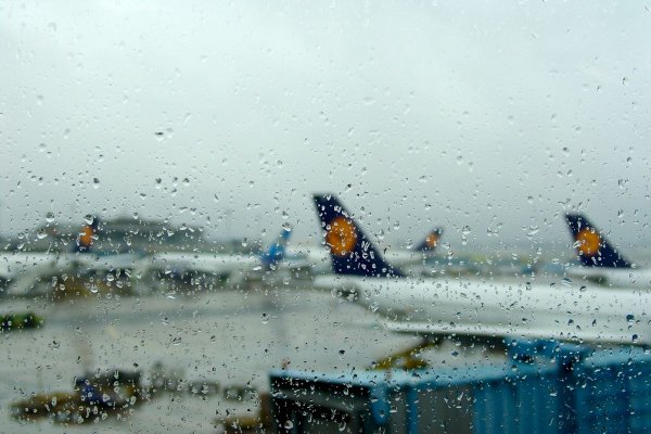 <p>Los apagones y las interrupciones de viajes aumentan a medida que una fuerte tormenta azota Europa</p>