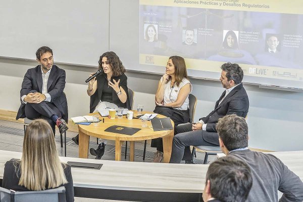 La comunidad Entre Códigos congregó a un panel de expertos integrado por Ignacio Esnaola, María Jesús Ibáñez (ambos a la izq.) y Marco Aravena (der.). La conversación fue dirigida por Paula Vargas. Foto: José Montenegro