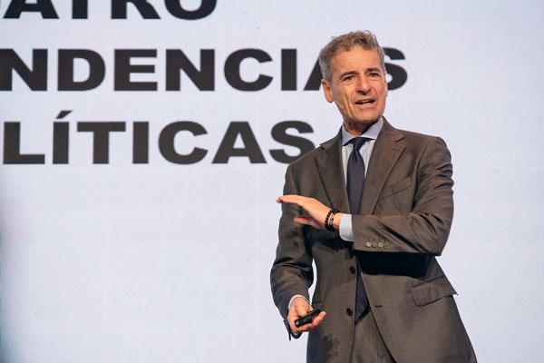 <p>Andrés Velasco: “Las decisiones que estamos viendo en el mundo hay que leerlas en clave política, no tienen lógica económica”</p>