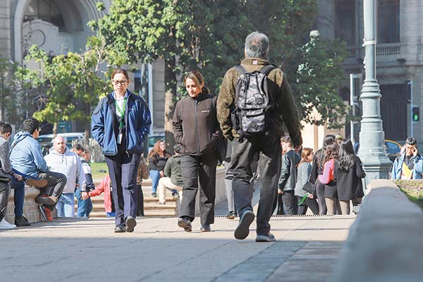 Encuesta CEP revela que 50% de los chilenos estima que el país está estancado