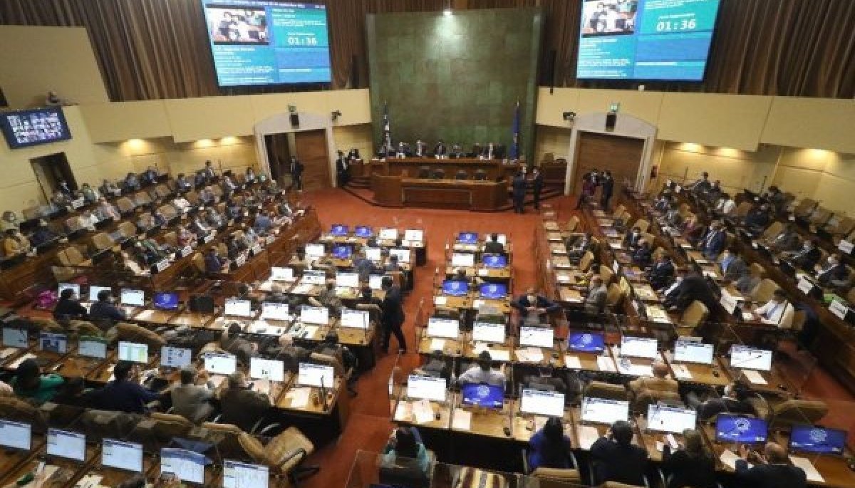 Oposición cumple su amenaza e ingresa acusación constitucional contra Pardow por falta a la probidad