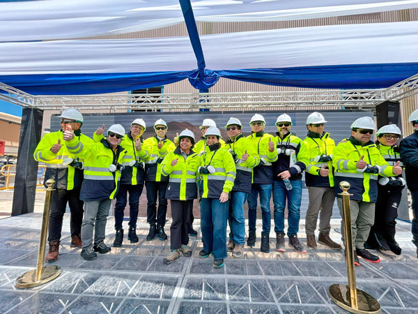 <p>El CEO de la firma, Mike Fraser; el presidente del directorio, Yunus Suleman, y la ministra de Minería, Aurora Williams, entre otros, al inaugurar Salares Norte.</p>