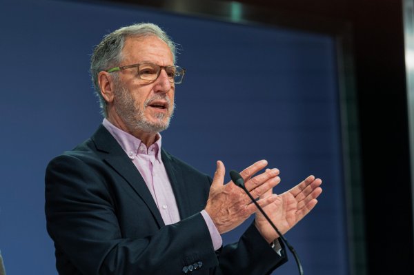 <p>Biministro García reafirma que generadoras devolverán sobrecobros: "Si ellos no quieren llamar acuerdo a eso, yo no tengo problemas"</p>