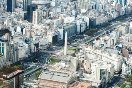 El triunfo de Milei y la baja del dólar reactivaron consultas y ventas en las inmobiliarias en Argentina