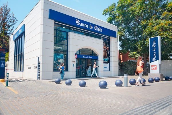 <p>Banco de Chile saca ventaja en competencia por capitalización bursátil, y amplia diferencia con Falabella</p>
