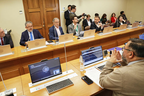 Biministro García reafirma que generadoras devolverán sobrecobros: "Si ellos no quieren llamar acuerdo a eso, yo no tengo problemas"