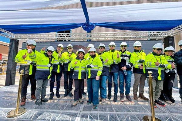 <p>El CEO de la firma, Mike Fraser; el presidente del directorio, Yunus Suleman, y la ministra de Minería, Aurora Williams, entre otros, al inaugurar Salares Norte.</p>
