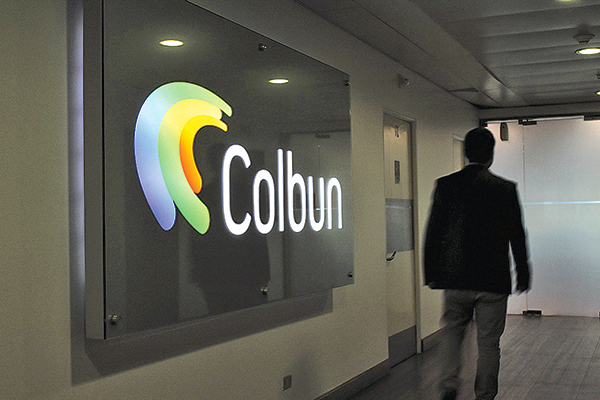 <p>Colbún anota una baja de casi 60% en sus utilidades del tercer trimestre y aborda efecto de error tarifario</p>
