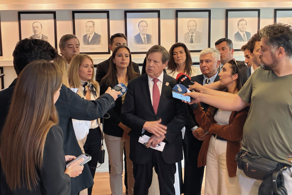 <p>Jorge Riesco, presidente de la Sonami, junto a líderes empresariales del país.</p>