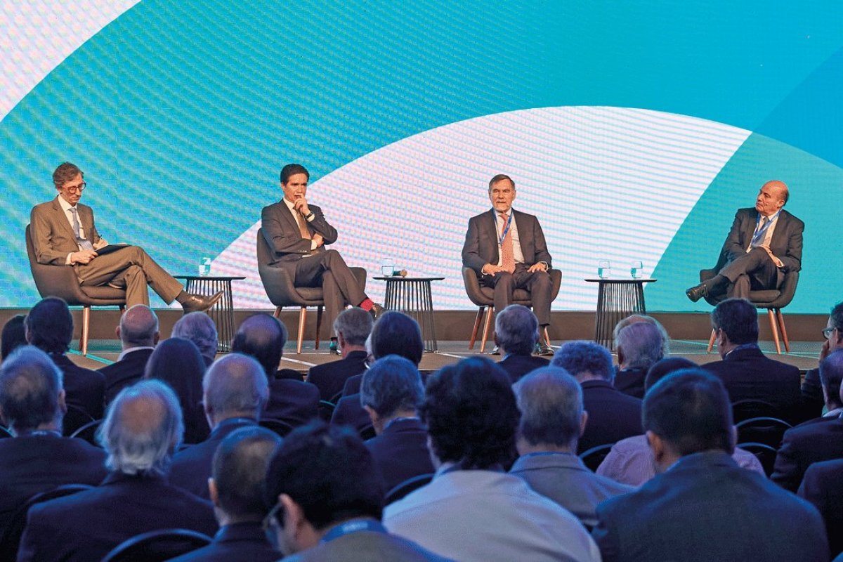 <p>Ignacio Briones, Luis Eduardo Escobar y Jorge Quiroz conversaron con Matías del Río.</p>