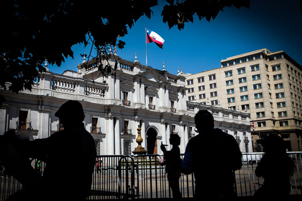 <p>Gobierno abre pugna con la Contraloría y le pide reconsiderar el polémico dictamen sobre el proyecto que termina con el CAE</p>