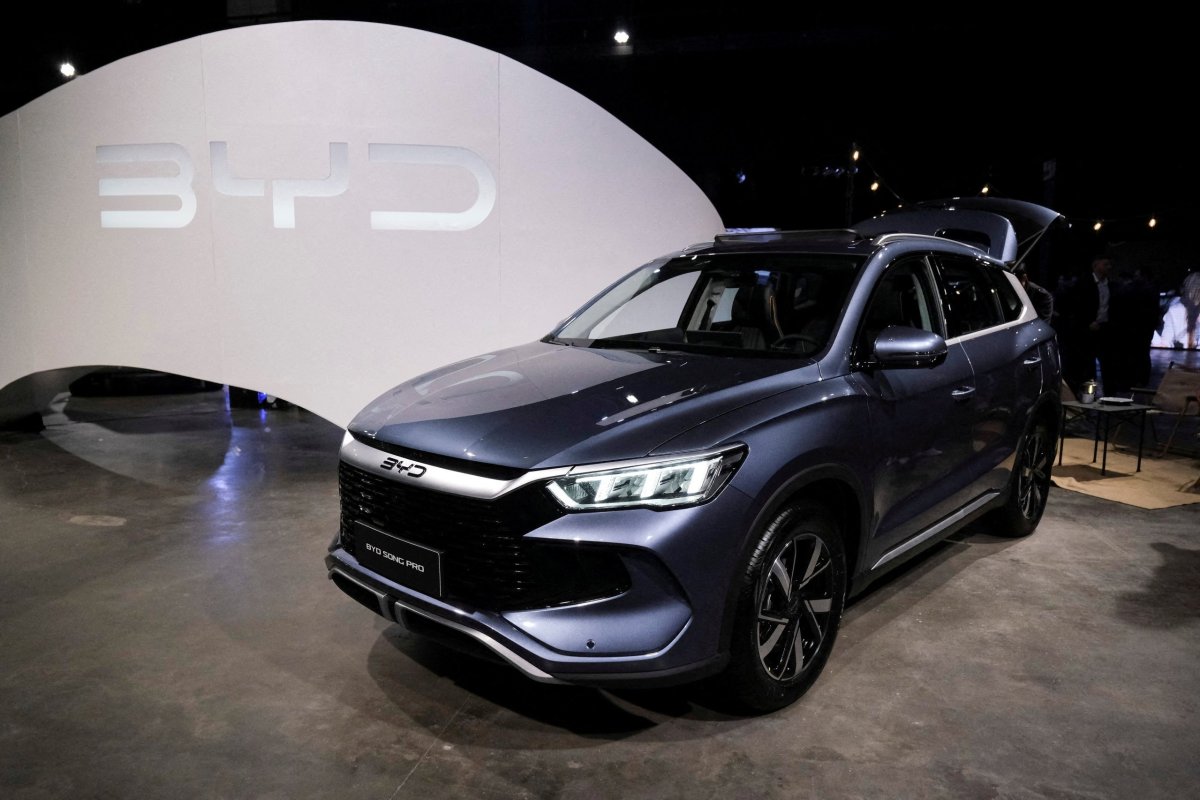 <p>BYD sufre nueva caída en sus ganancias en medio de la guerra de precios que sacude al mercado chino de autos eléctricos</p>