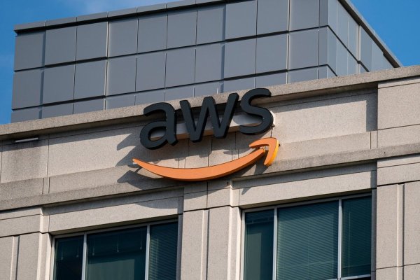 <p>Amazon informa que su unidad en la nube creció al ritmo más rápido desde 2022 y sus acciones se disparan</p>