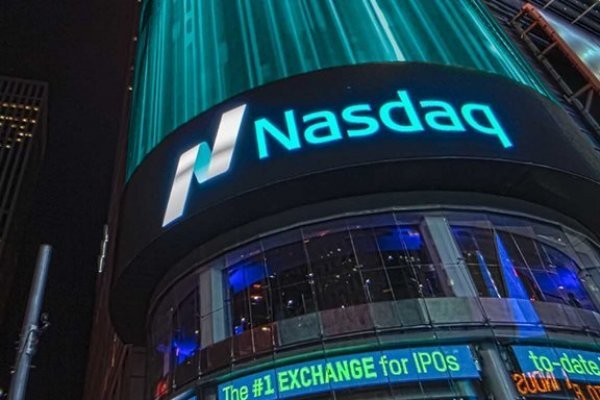 <p>El Nasdaq cierra al alza impulsado por Amazon, pero el tono restrictivo de la Fed modera el entusiasmo</p>