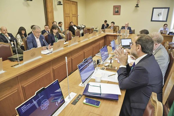 El biministro de Economía y Energía, Álvaro García, participó ayer en la Comisión Revisora de la Acusación Constitucional contra el exministro Diego Pardow. Foto: Aton