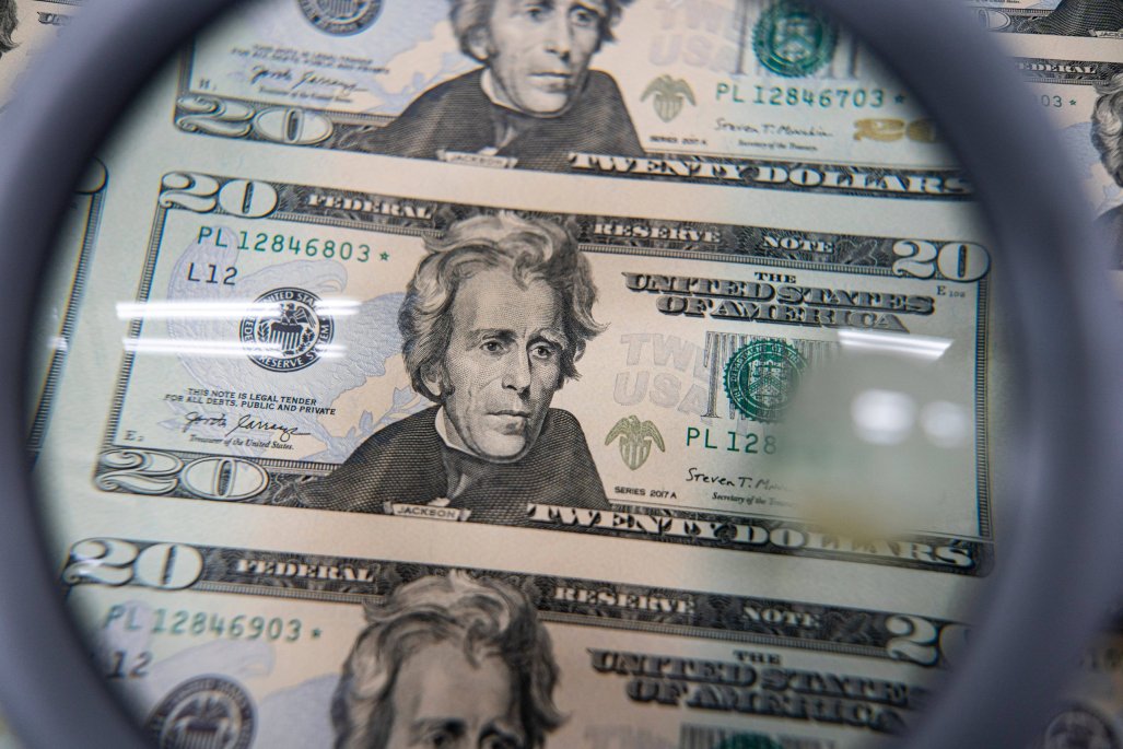 Dólar abre estable con mercados a la espera de cifras privadas del sector manufacturero en EEUU