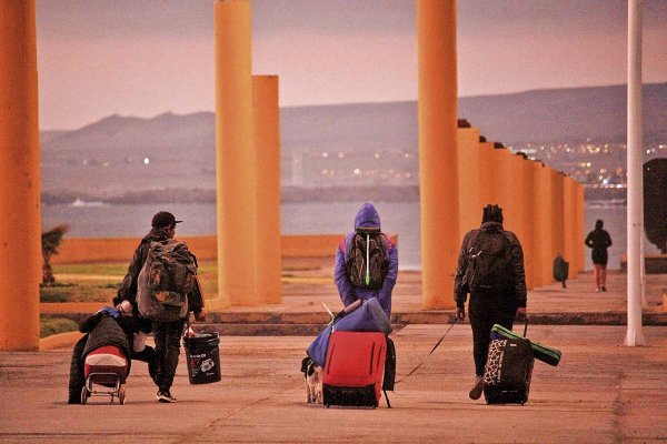 El cara y sello de la migración: baja flujo de extranjeros hacia países OCDE, pero persiste el alza a Chile