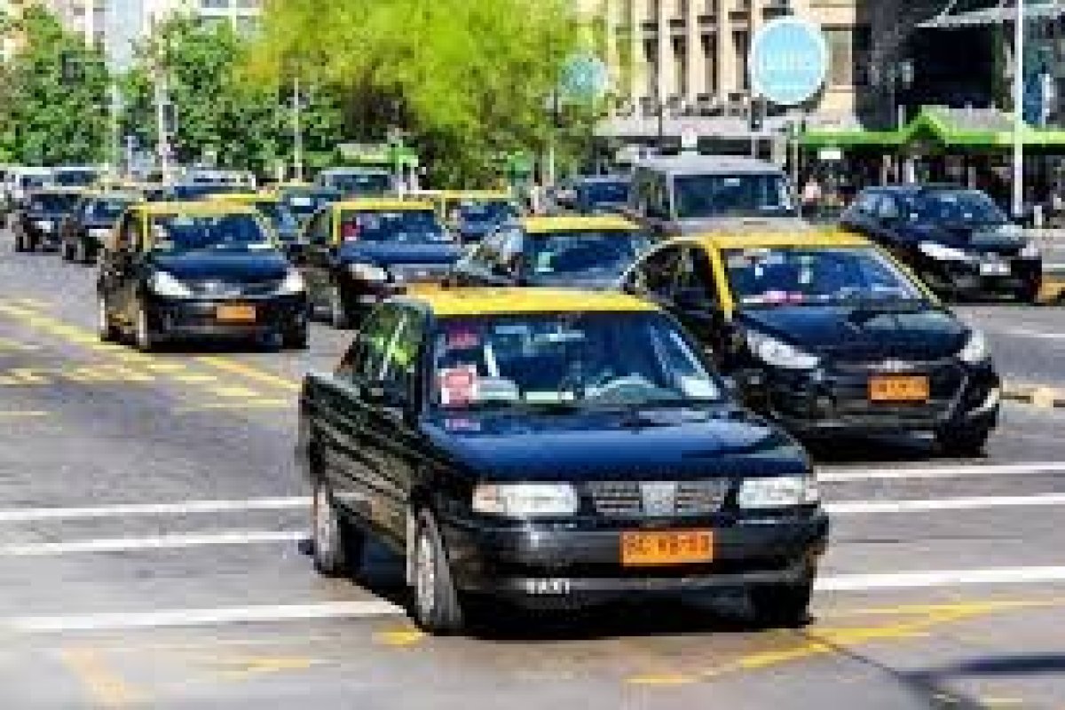 <p>Taxis: diputados despachan a ley extensión del congelamiento del parque automotriz</p>