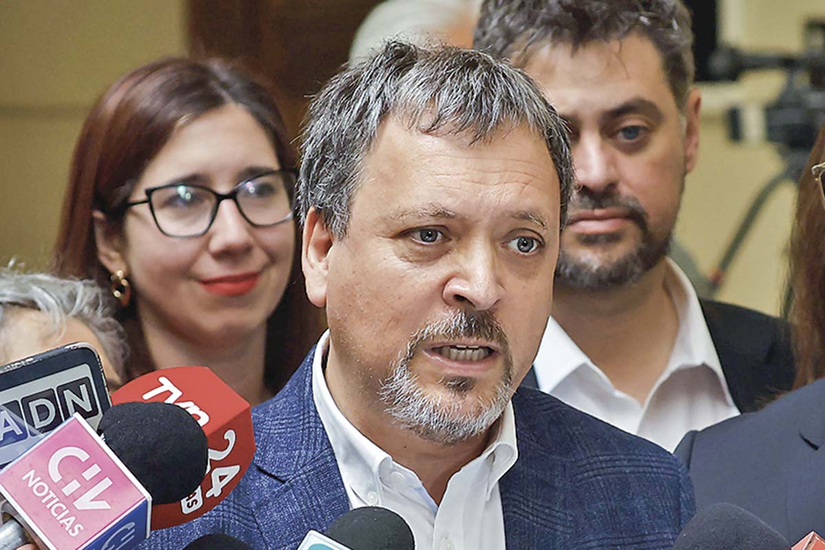 <p>Subsecretario de Pesca, Julio Salas, explicó las medidas para la pesca artesanal. Foto: Aton</p>