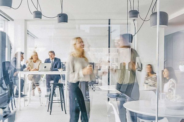 Menos alzas salariales y teletrabajo en retroceso: el escenario que proyectan los ejecutivos para 2026