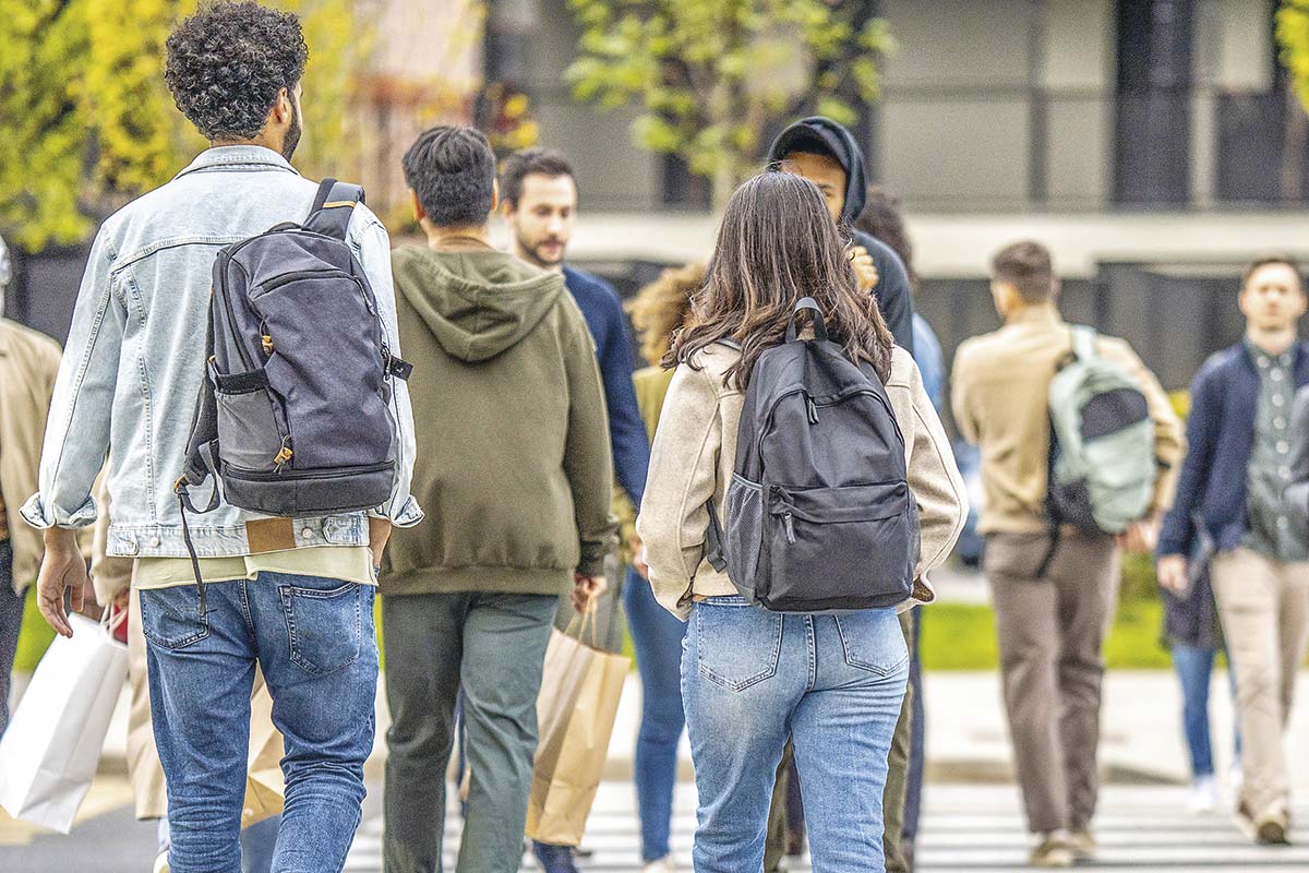 <p>Generación Z bursátil: crece inversión de jóvenes menores de 25 años antes de entrar a trabajar</p>