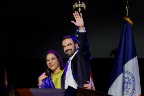 <p>Mamdani junto a su madre, la directora nominada al Oscar Mira Nair. (Foto: Reuters)</p>