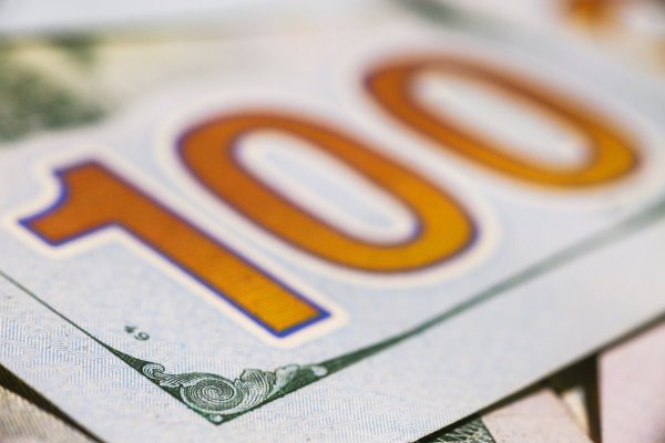 <p>Dólar abre con leve caída a la espera de nuevos datos, en medio del cierre de gobierno más largo de EEUU</p>