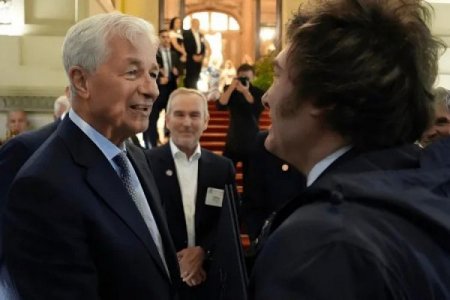 Senadora demócrata confirma que JPMorgan compró pesos argentinos para el Tesoro de EEUU en octubre en medio de plan para apuntalar a Milei