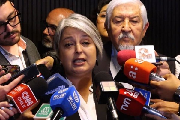 <p>Ahora en DF | Jara (PC) en caso de ser Presidenta: “Es bien probable que renuncie al partido o congele mi militancia”</p>