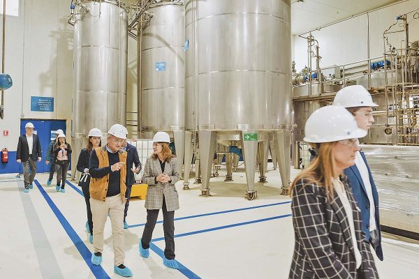 Visita guiada para las autoridades, representantes de Sofofa e invitados por la planta de Golden Omega en Arica, realizada en el lanzamiento del clúster en julio.