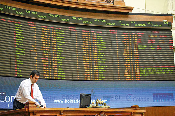 <p>IPSA sigue al alza y busca los 9.500 con boom de acciones inmobiliarias, pero Wall Street cae arrastrado por las tecnológicas</p>