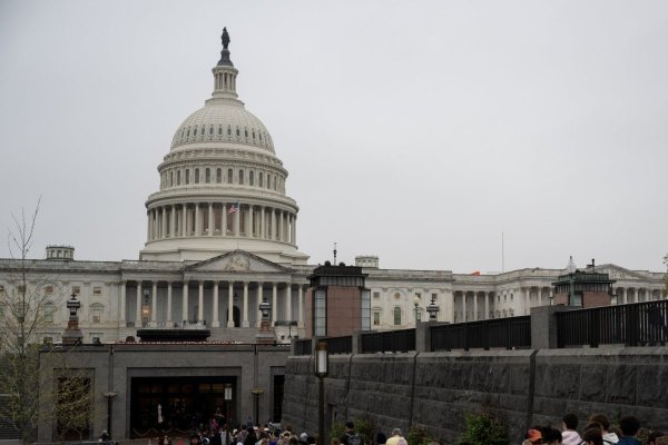 <p>Demócratas ceden terreno pero exigen extender subsidios de salud para poner fin al cierre de Gobierno en EEUU</p>